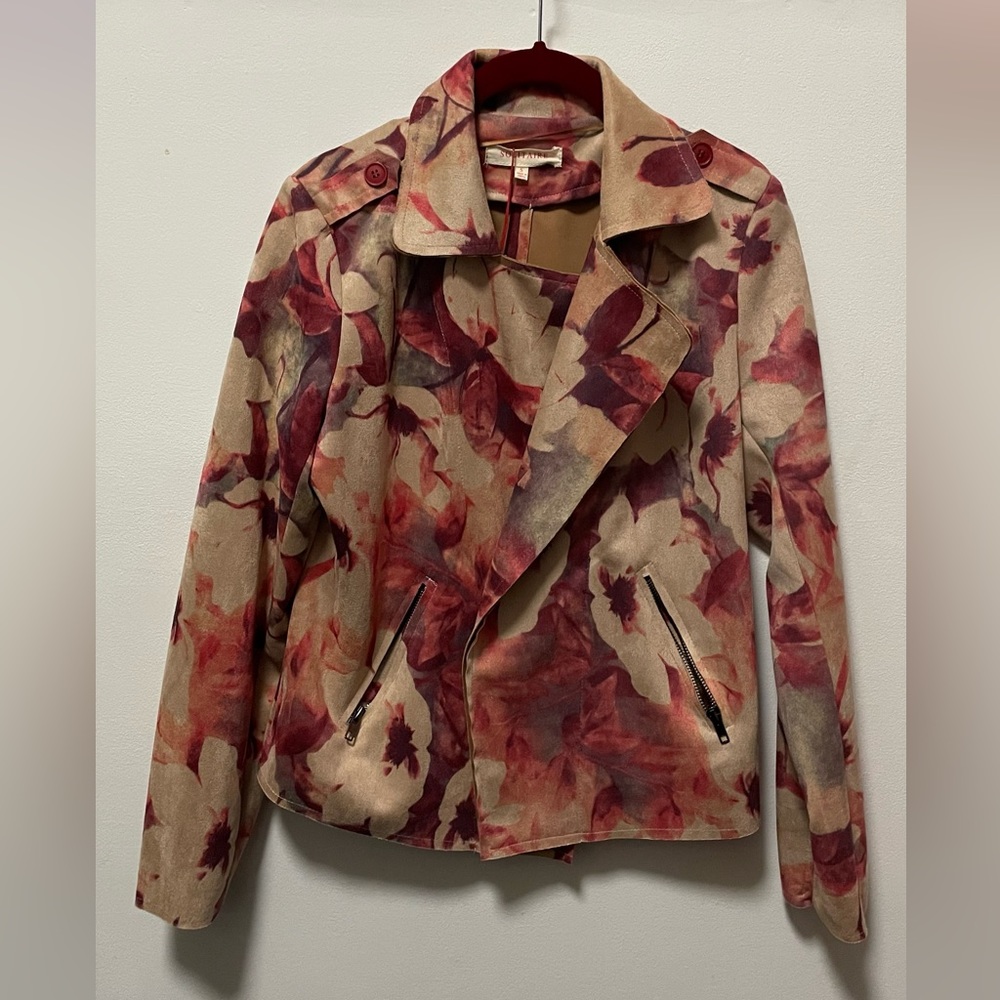 Solitaire floral jacket with zippered pockets!